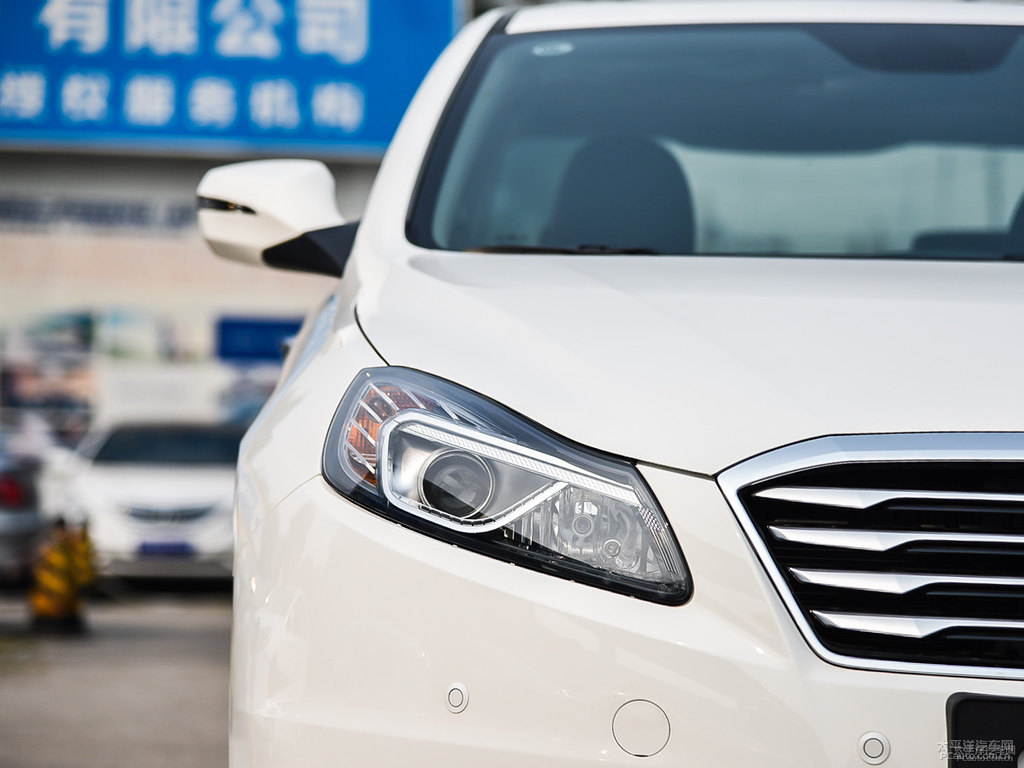 北極白奔騰B70車頭外觀圖片