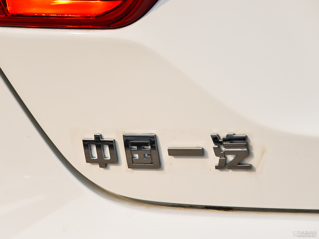 北極白奔騰B70車尾外觀圖片