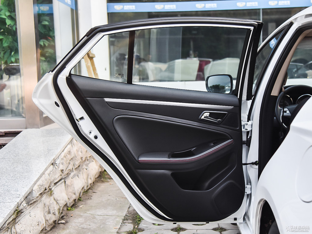 北極白奔騰B70車廂內(nèi)飾圖片