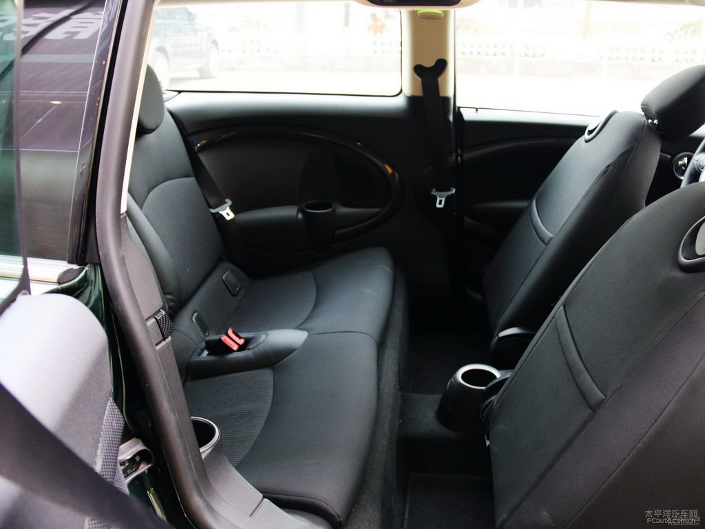 墨綠色MINI CLUBMAN駕乘空間空間圖片