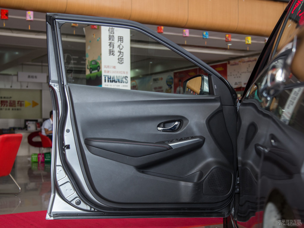 月光銀藍(lán)鳥車廂內(nèi)飾圖片