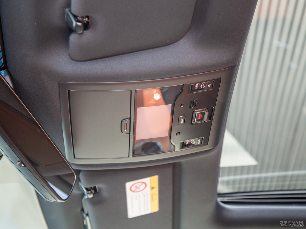 珍珠白雷克薩斯LX車廂內(nèi)飾圖片