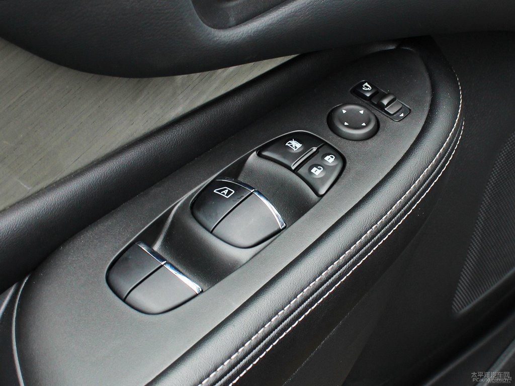 曜石黑樓蘭車廂內(nèi)飾圖片