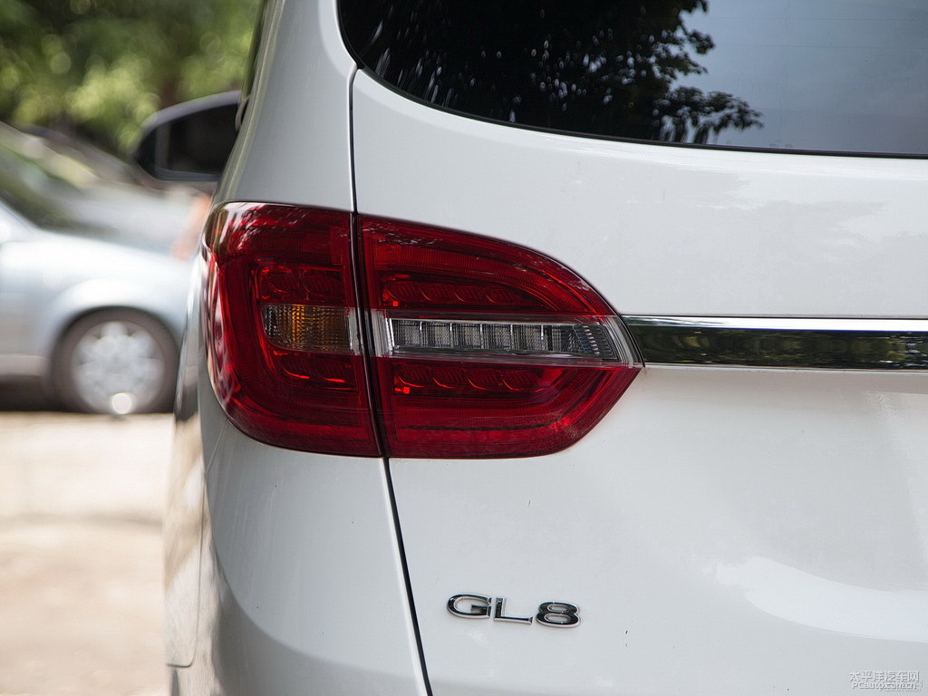 皓白別克GL8車尾外觀圖片