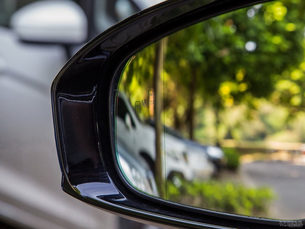 黑色皇冠車身外觀圖片