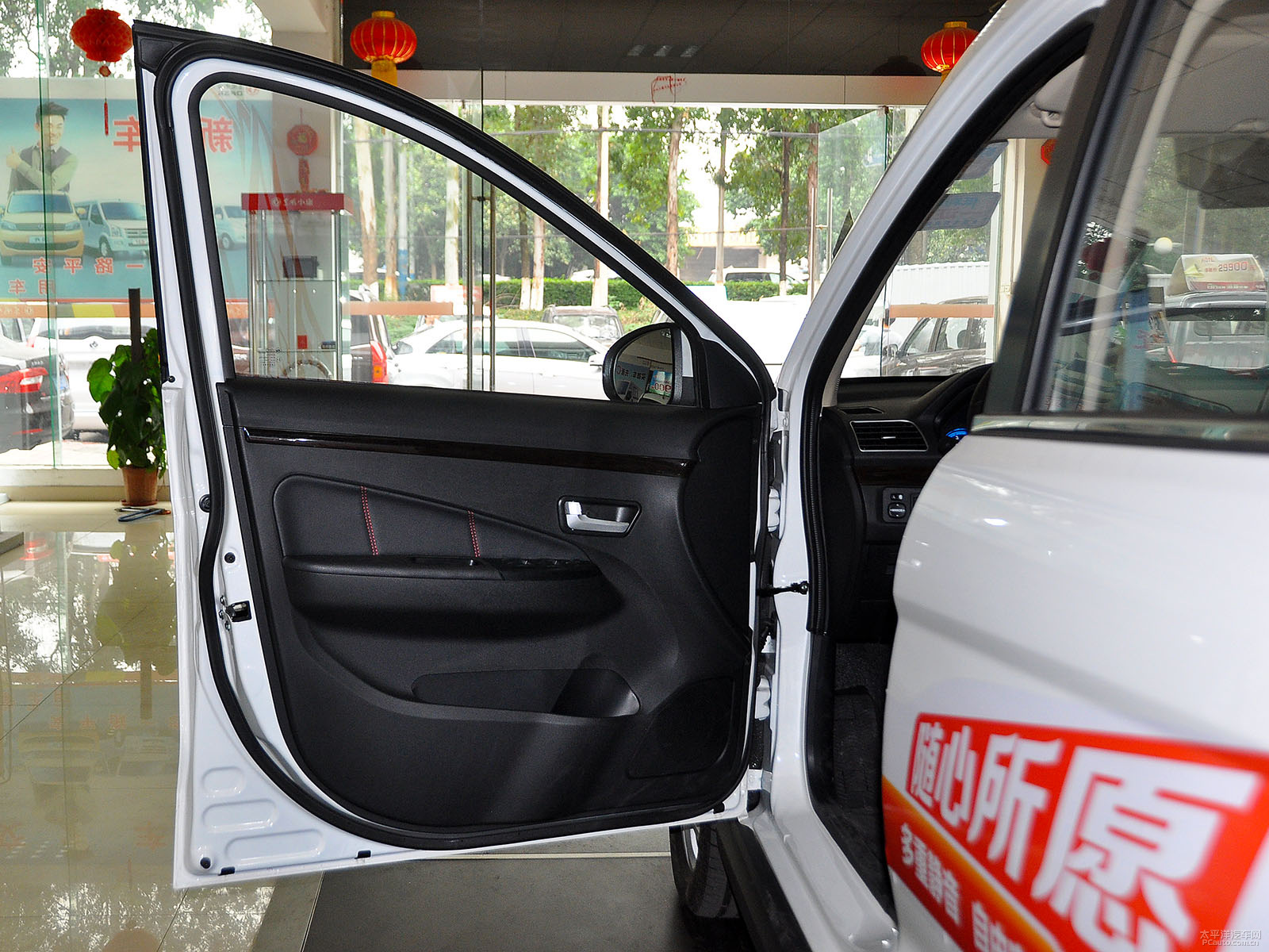 典雅白風(fēng)光370車廂內(nèi)飾圖片