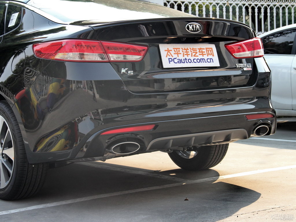 極光黑起亞K5凱酷車尾外觀圖片