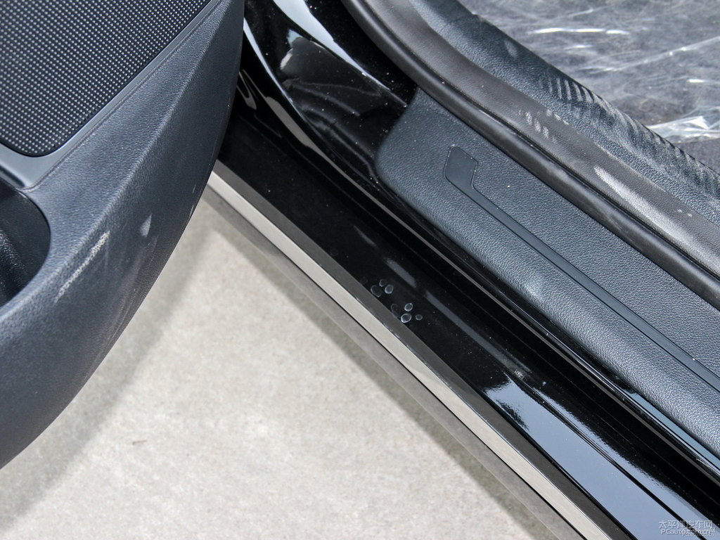 極光黑起亞K5凱酷車廂內(nèi)飾圖片