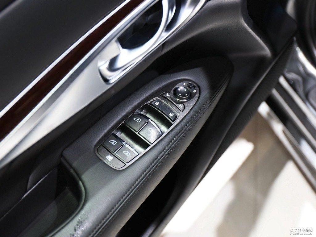 鉑金灰英菲尼迪Q70L車廂內(nèi)飾圖片