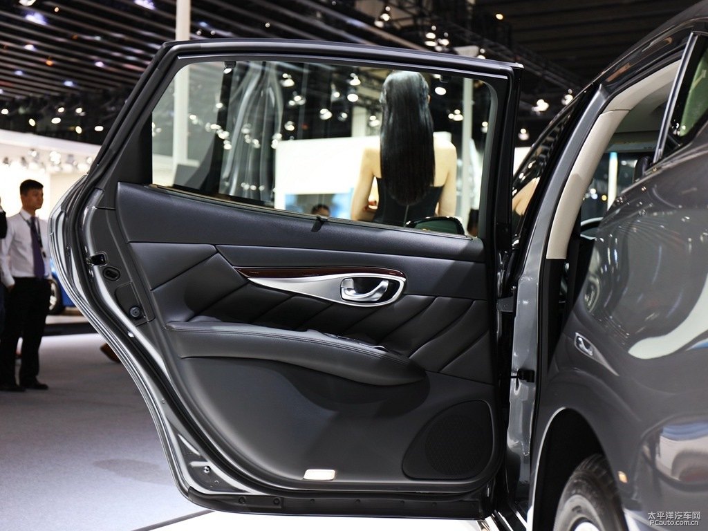 鉑金灰英菲尼迪Q70L車廂內(nèi)飾圖片