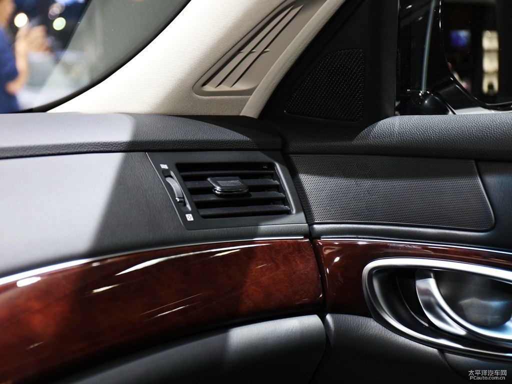 鉑金灰英菲尼迪Q70L車廂內(nèi)飾圖片