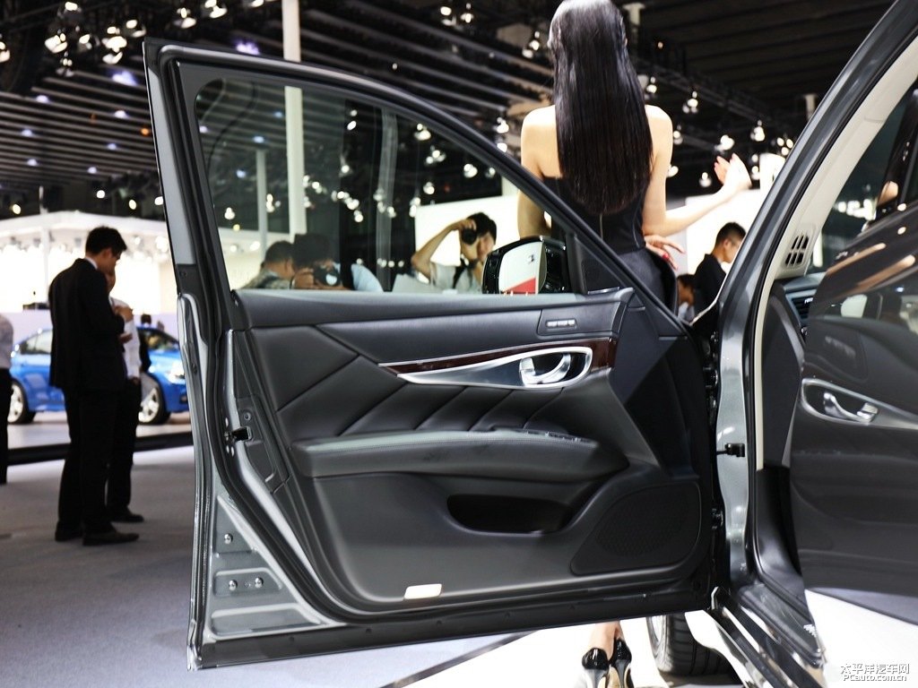 鉑金灰英菲尼迪Q70L車廂內(nèi)飾圖片