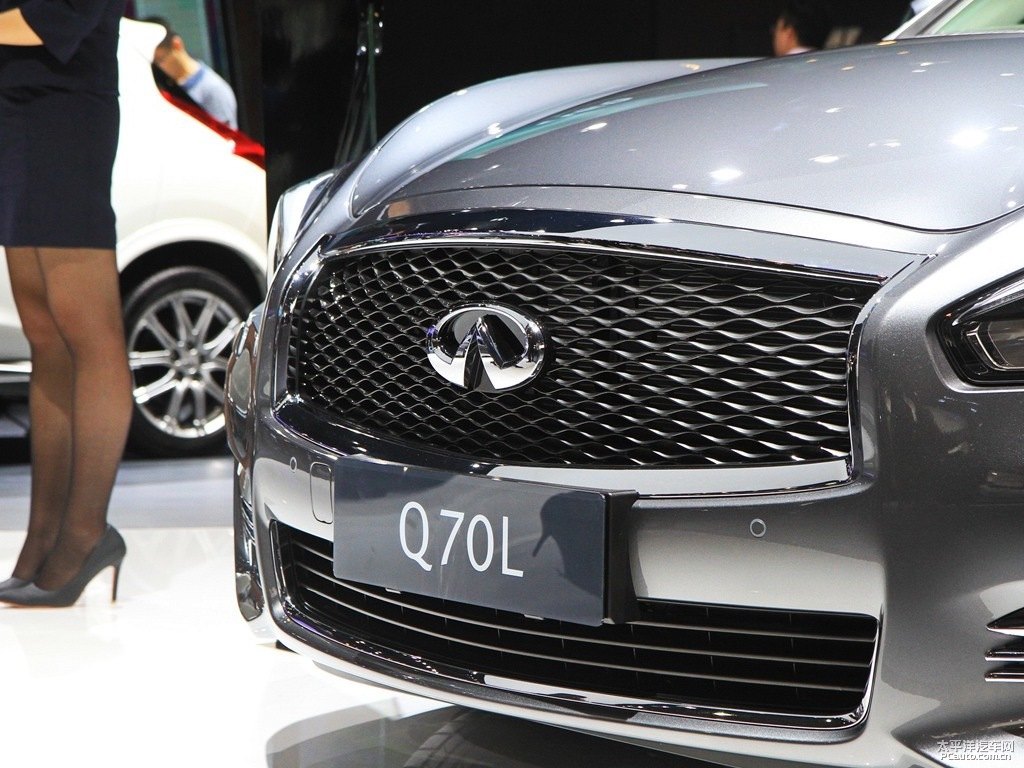 鉑金灰英菲尼迪Q70L車(chē)頭外觀(guān)圖片