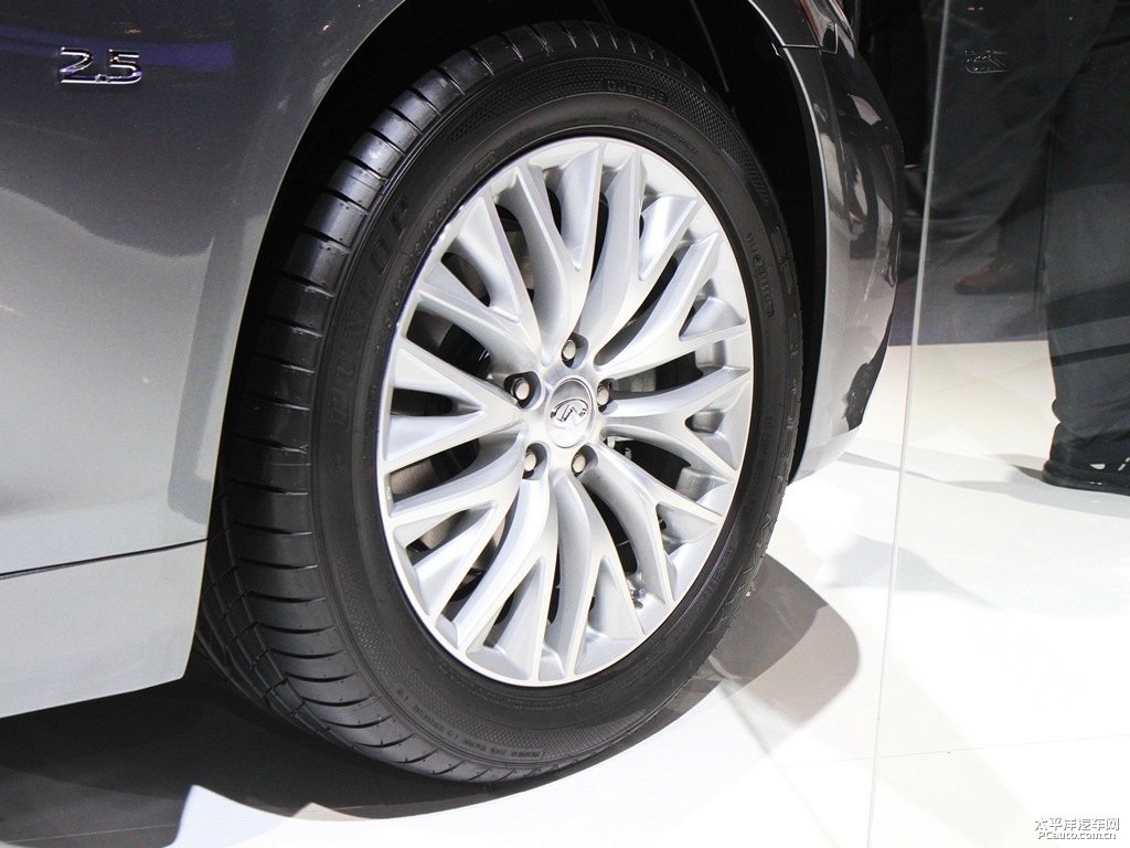 鉑金灰英菲尼迪Q70L車(chē)身外觀(guān)圖片