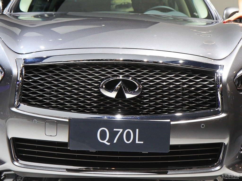 鉑金灰英菲尼迪Q70L車頭外觀圖片