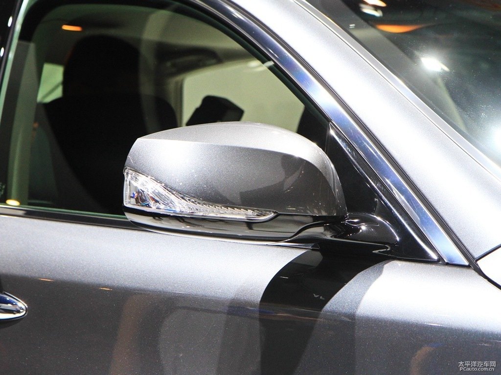 鉑金灰英菲尼迪Q70L車身外觀圖片
