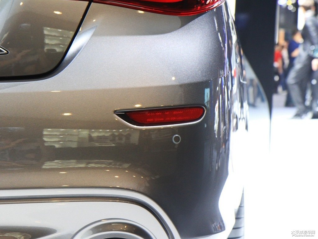鉑金灰英菲尼迪Q70L車尾外觀圖片