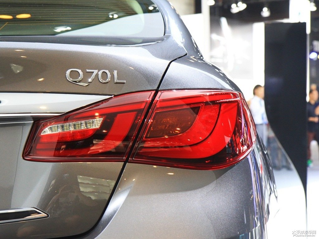 鉑金灰英菲尼迪Q70L車(chē)尾外觀(guān)圖片