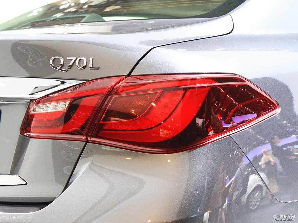 鉑金灰英菲尼迪Q70L車尾外觀圖片