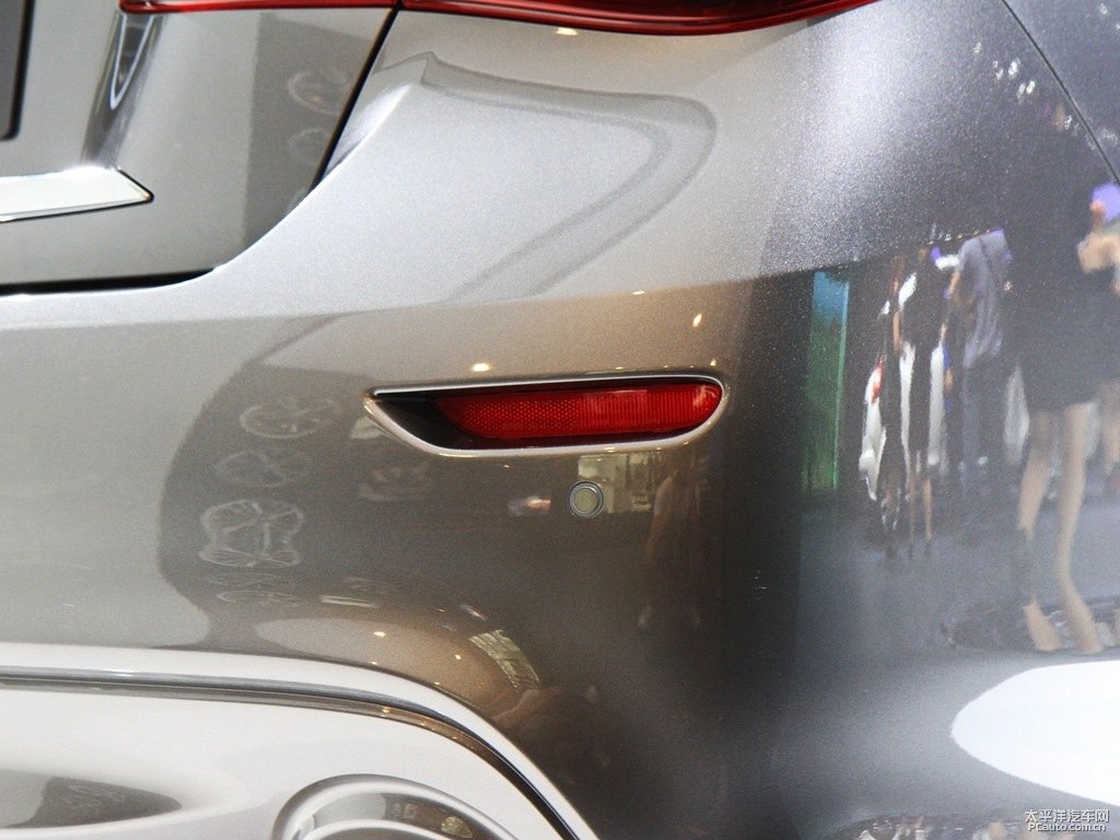 鉑金灰英菲尼迪Q70L車尾外觀圖片