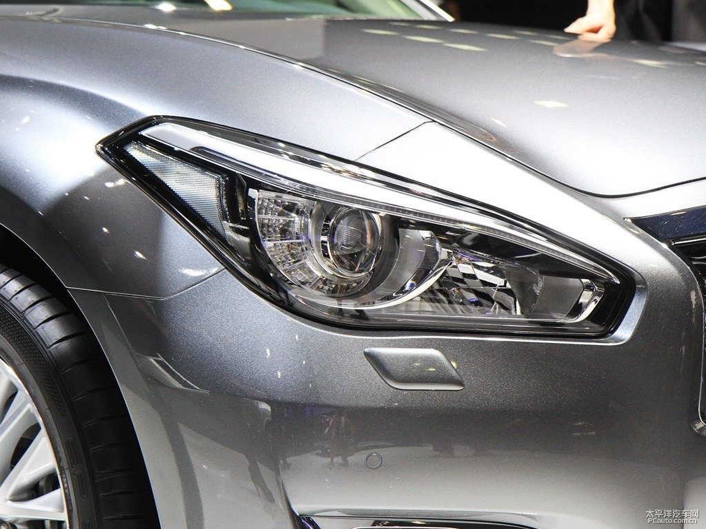 鉑金灰英菲尼迪Q70L車頭外觀圖片