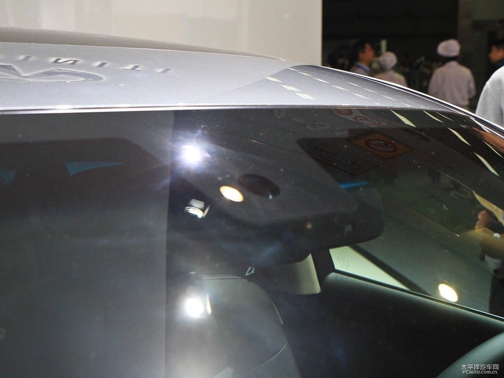 鉑金灰英菲尼迪Q70L車頭外觀圖片