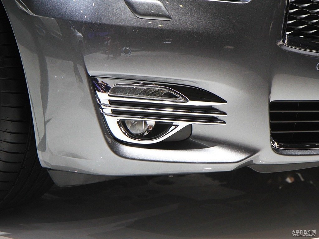 鉑金灰英菲尼迪Q70L車頭外觀圖片