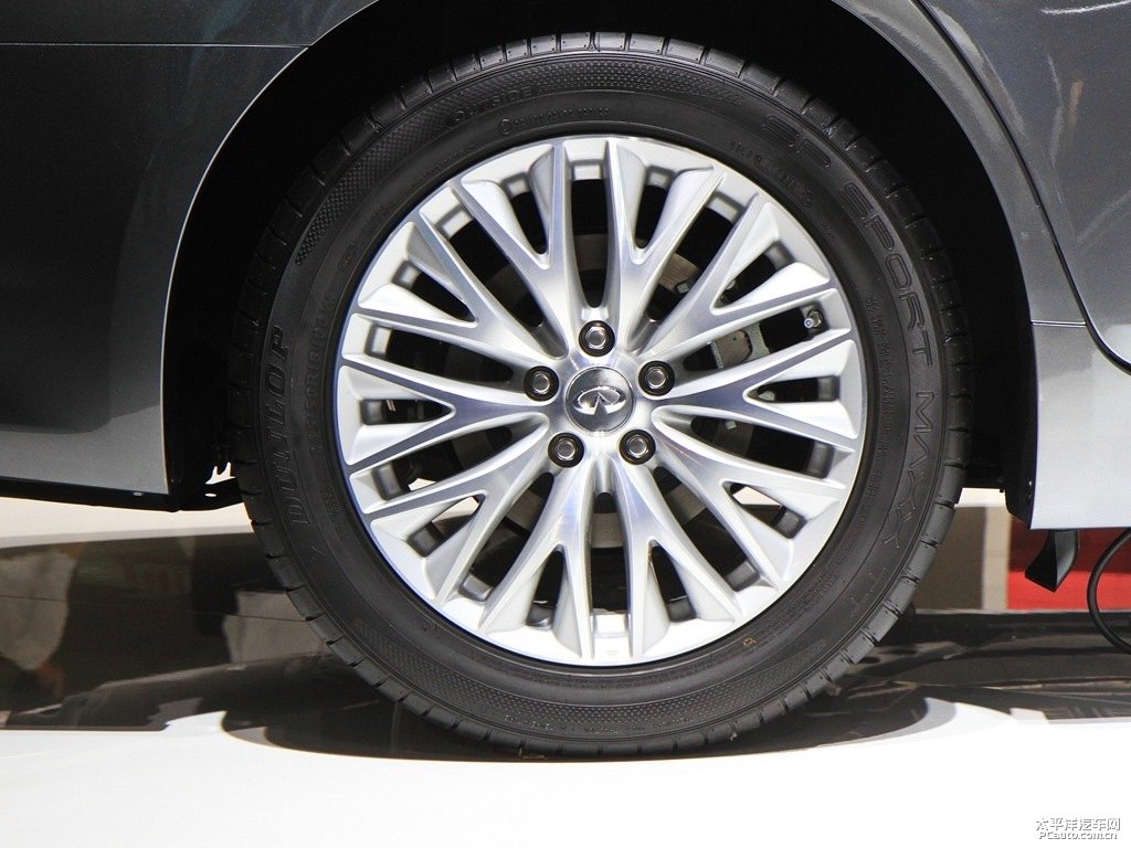 鉑金灰英菲尼迪Q70L車身外觀圖片
