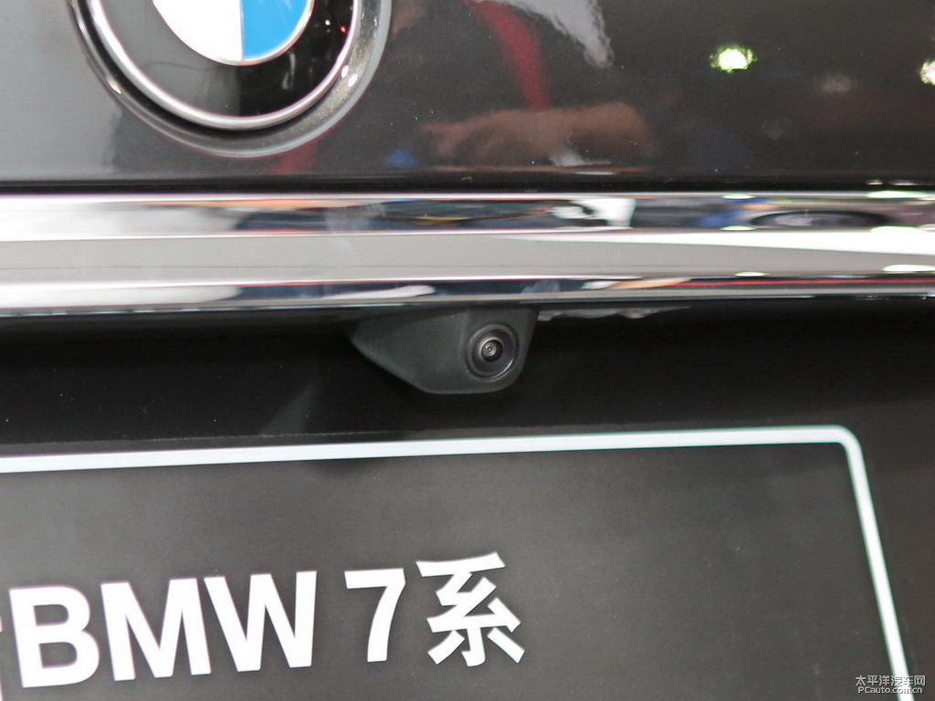 濱海灣灰寶馬7系車尾外觀圖片