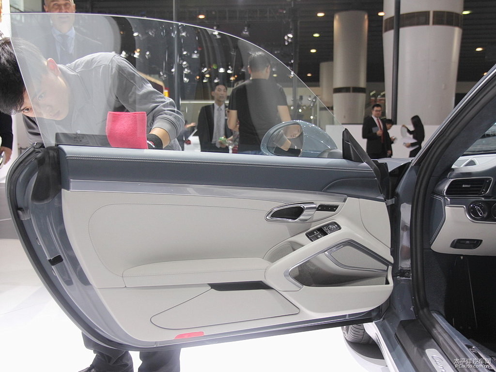 銠銀保時(shí)捷911車廂內(nèi)飾圖片