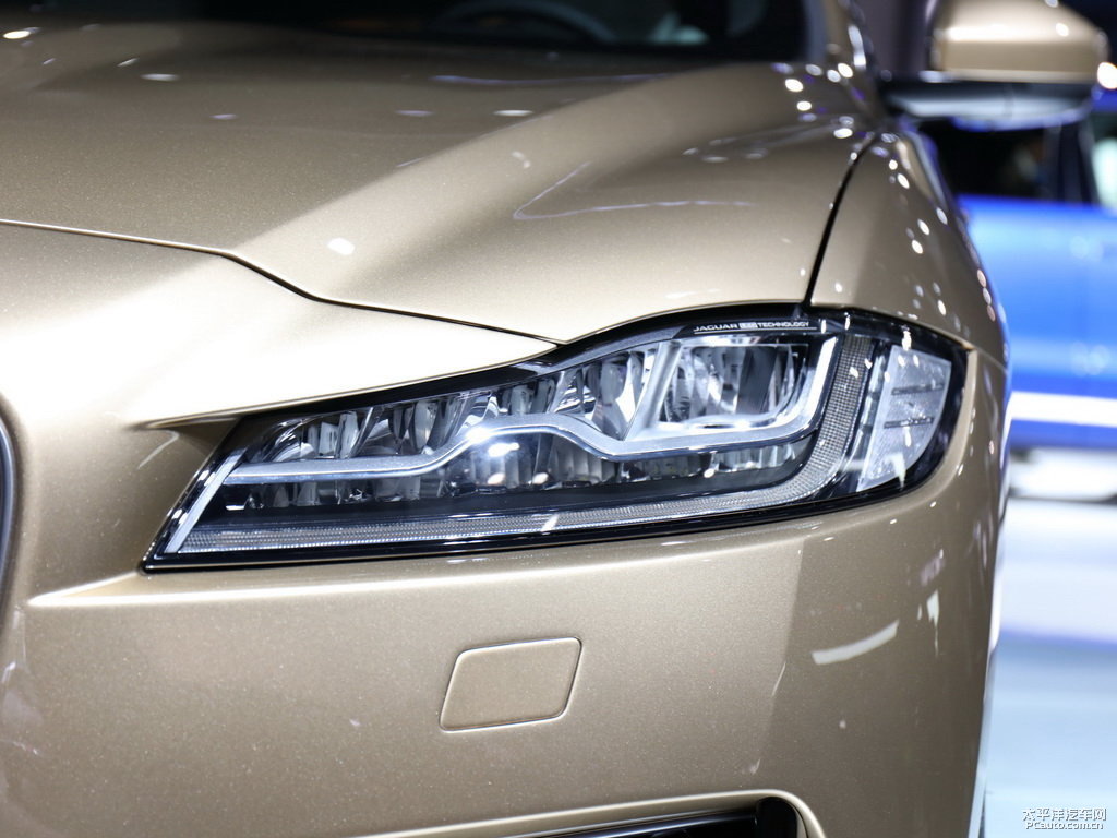 ʯӢɫݱF-PACE܇^^DƬ