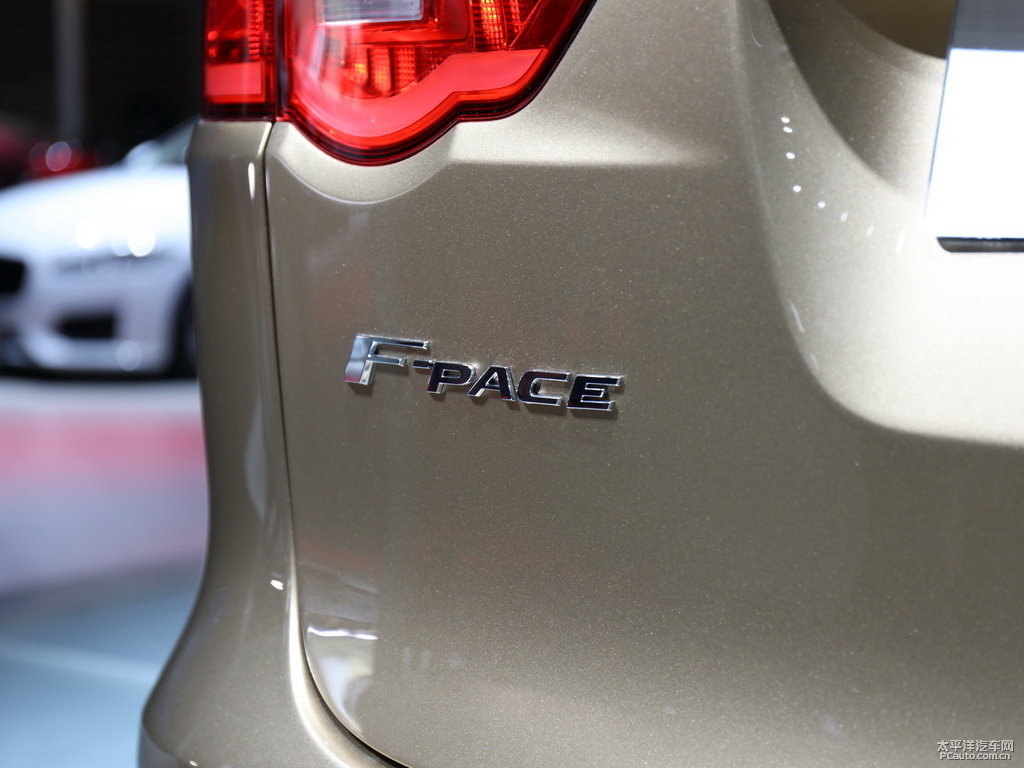 ʯӢɫݱF-PACE܇β^DƬ
