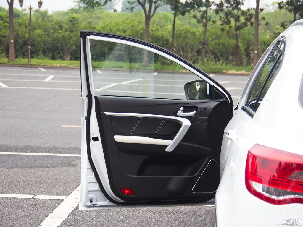 冰晶白新帝豪車廂內(nèi)飾圖片