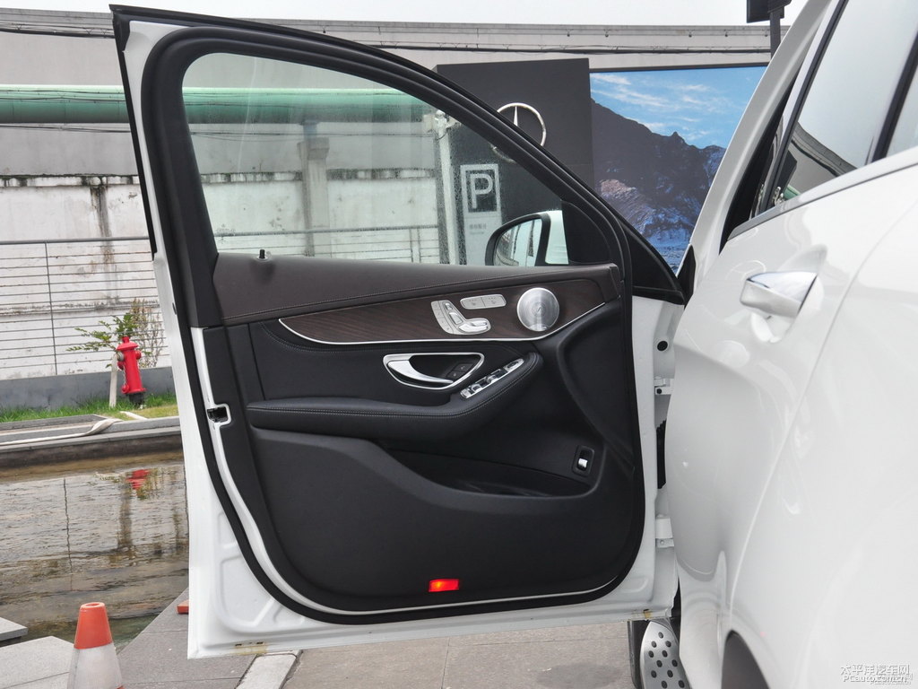 北極白奔馳GLC車廂內(nèi)飾圖片