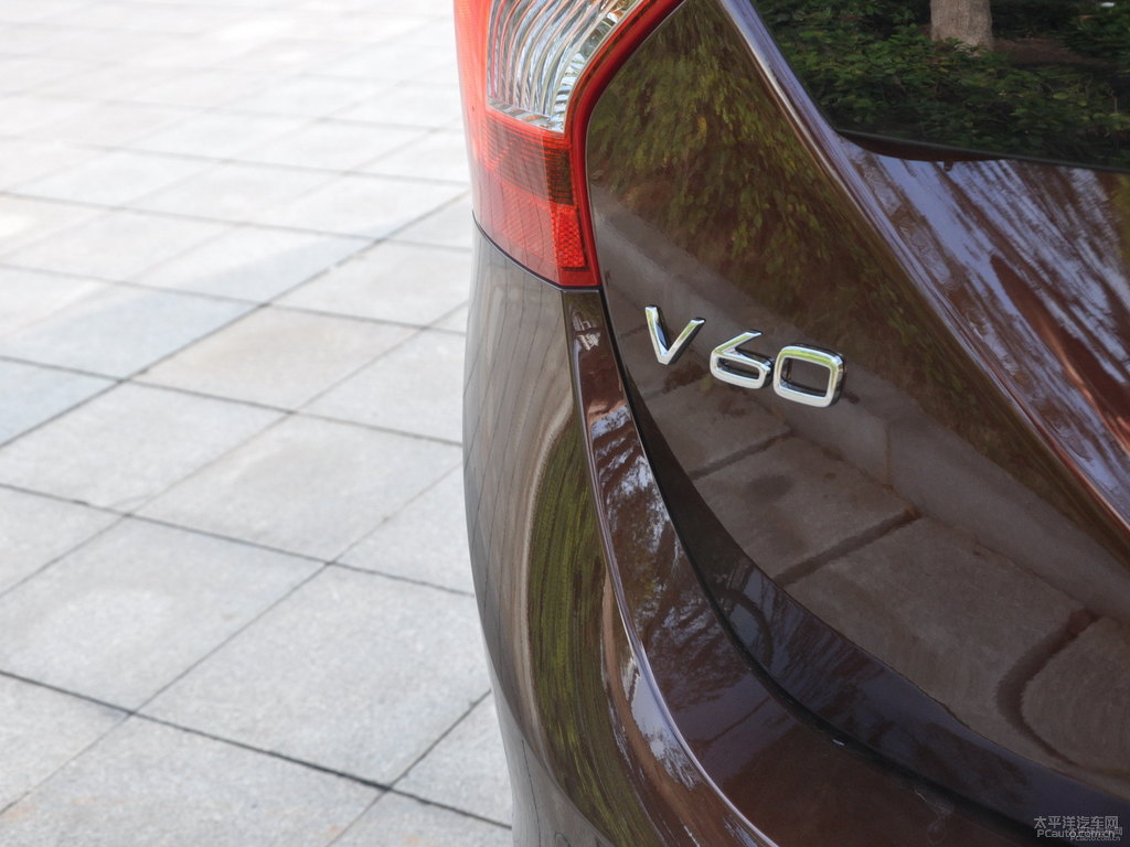 醇咖色沃爾沃V60車(chē)尾外觀圖片