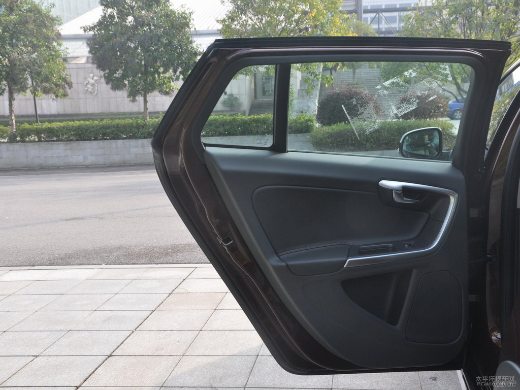 醇咖色沃爾沃V60車廂內(nèi)飾圖片