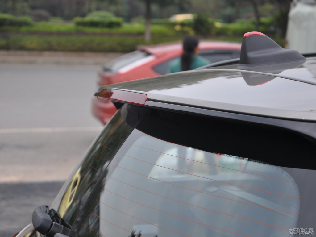 絳紅色MINI CLUBMAN車尾外觀圖片