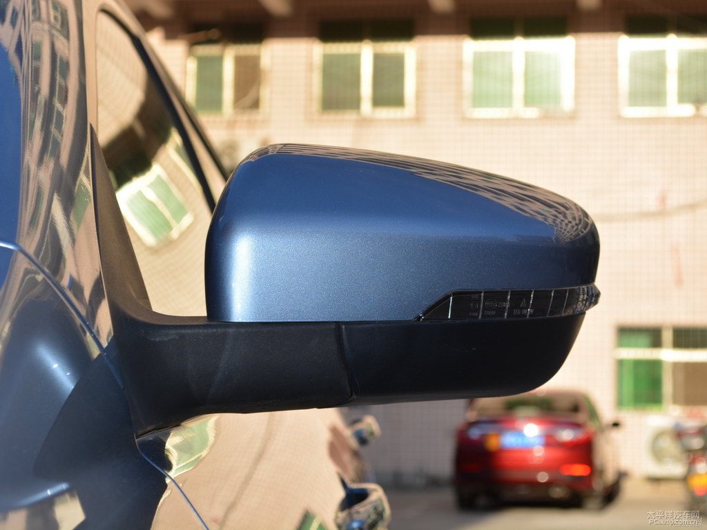 海洋藍新帝豪車身外觀圖片