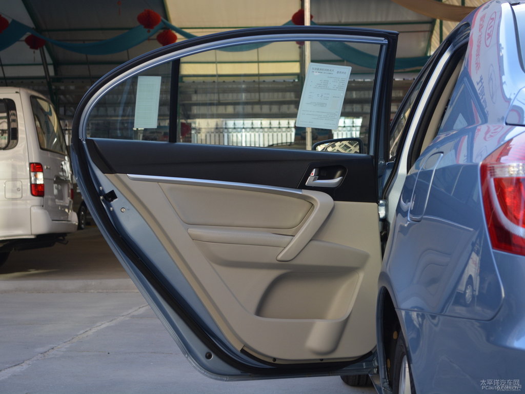 海洋藍(lán)新帝豪車廂內(nèi)飾圖片
