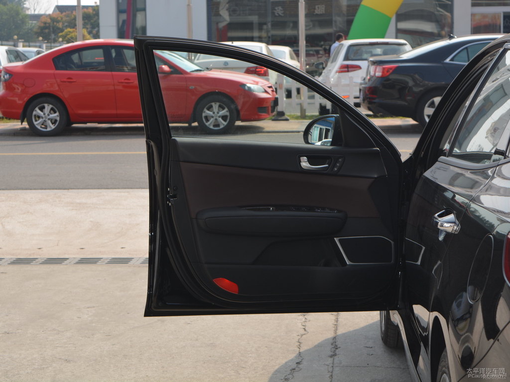 極光黑起亞K5凱酷車廂內(nèi)飾圖片