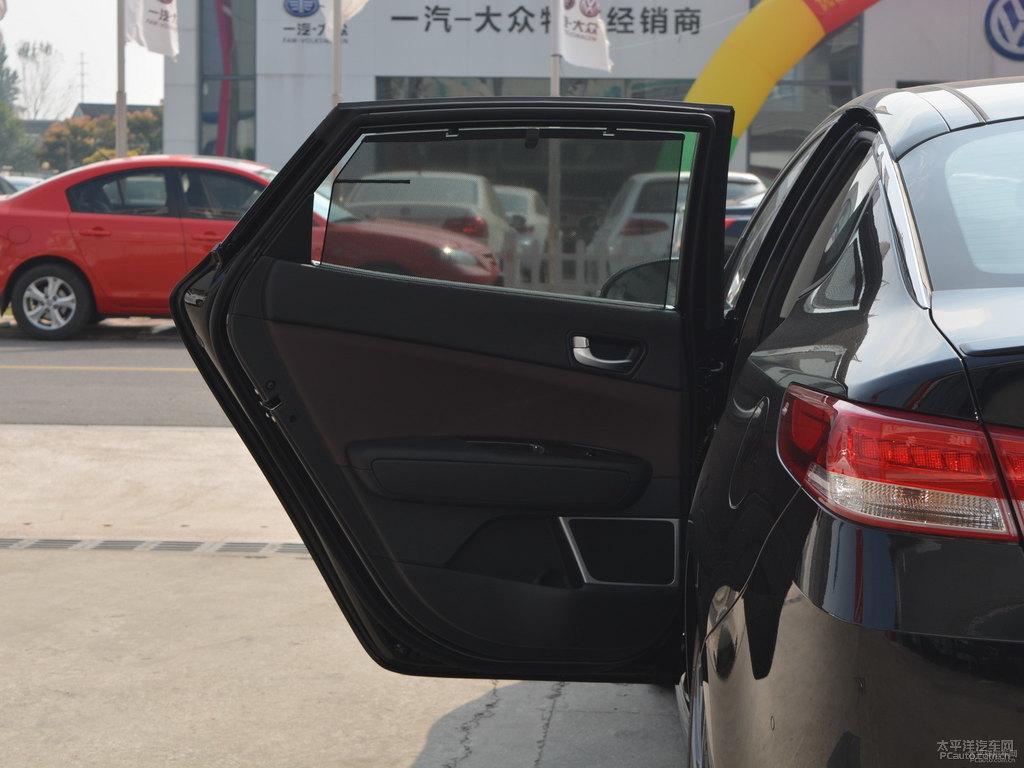 極光黑起亞K5凱酷車廂內(nèi)飾圖片