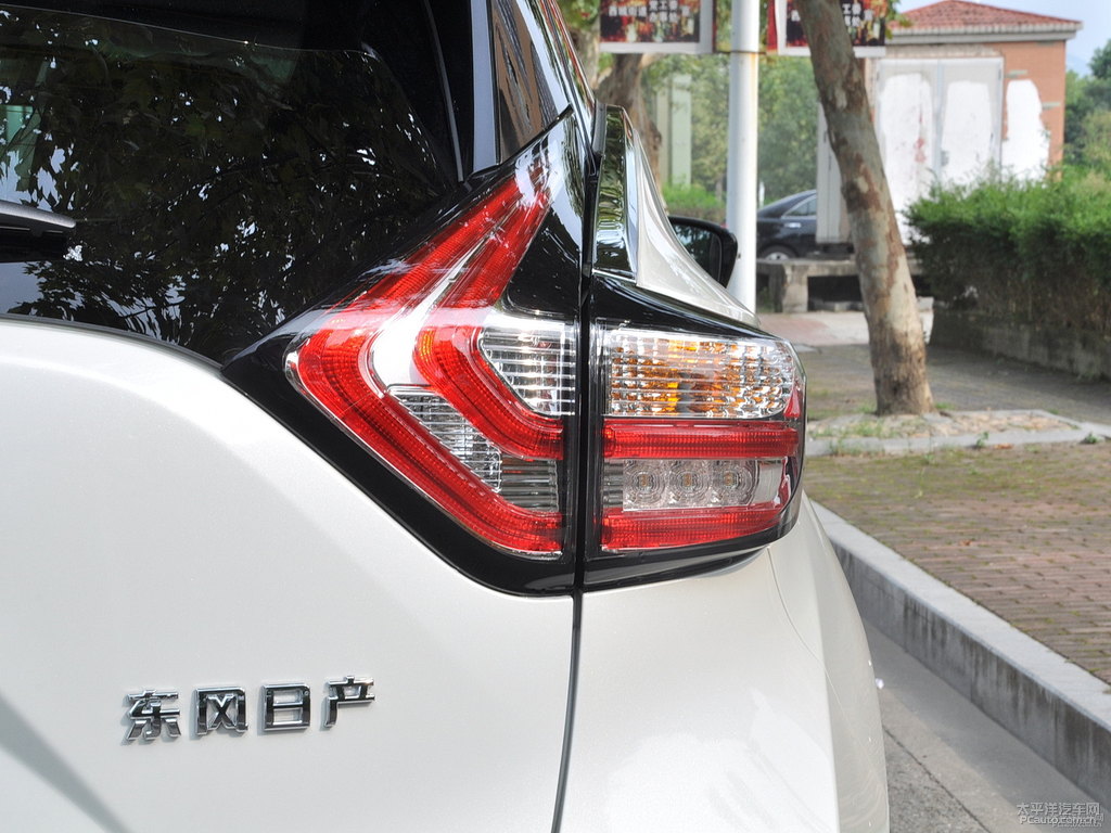 珠光白樓蘭車尾外觀圖片