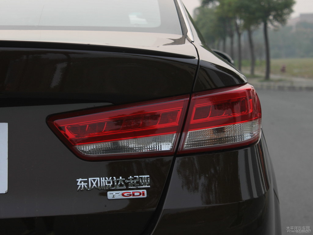 典雅金起亞K5凱酷車尾外觀圖片