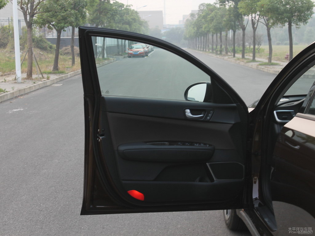 典雅金起亞K5凱酷車廂內(nèi)飾圖片