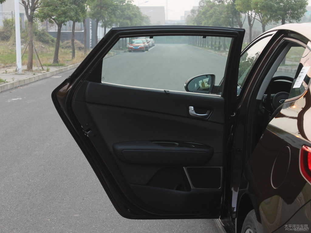 典雅金起亞K5凱酷車廂內(nèi)飾圖片