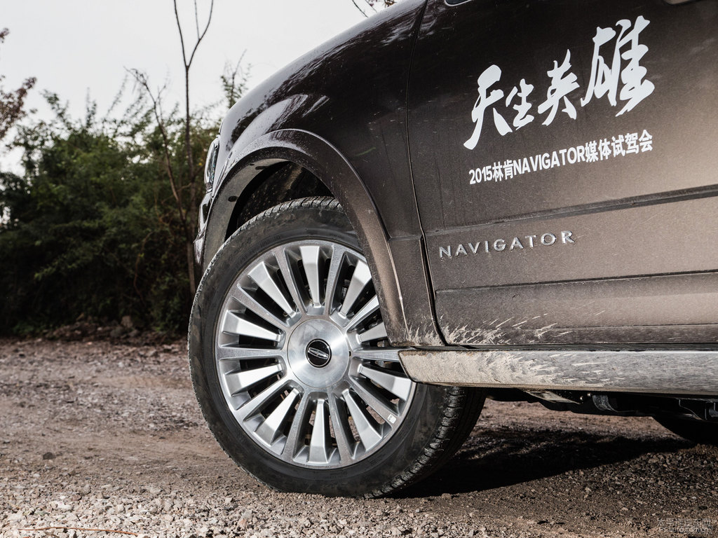 琥晶棕領(lǐng)航員車身外觀圖片
