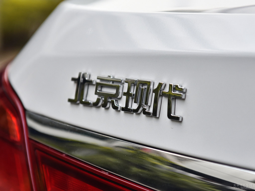 水晶白名圖車尾外觀圖片