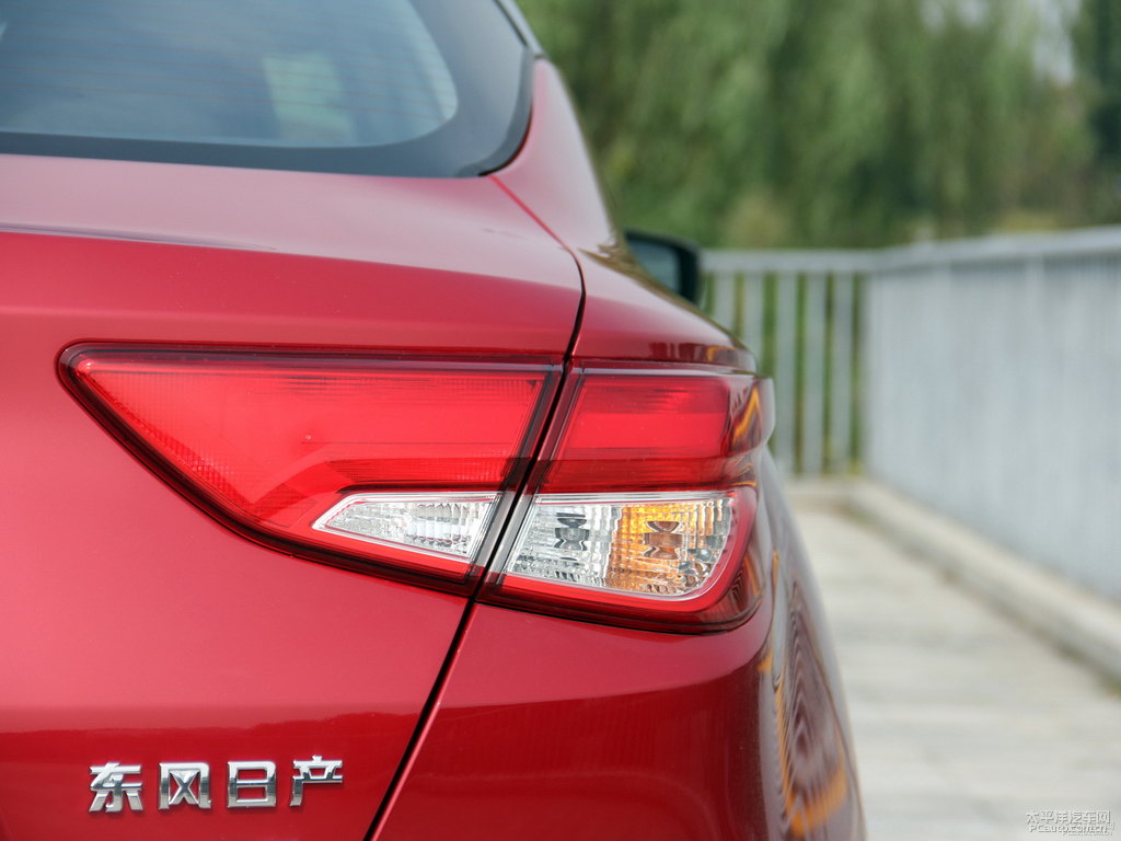 烈焰紅藍(lán)鳥(niǎo)車(chē)尾外觀圖片