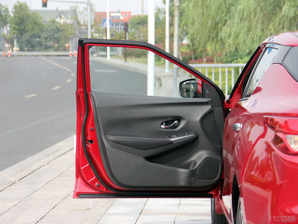 烈焰紅藍(lán)鳥車廂內(nèi)飾圖片