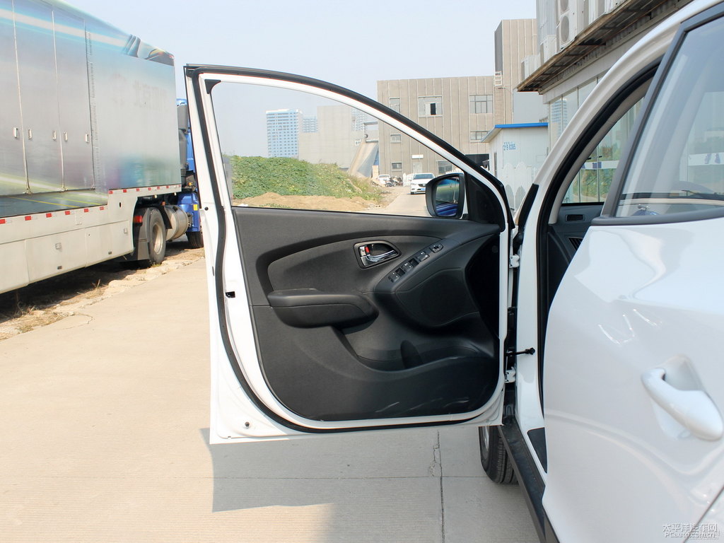 瑩白北京現(xiàn)代ix35車廂內(nèi)飾圖片